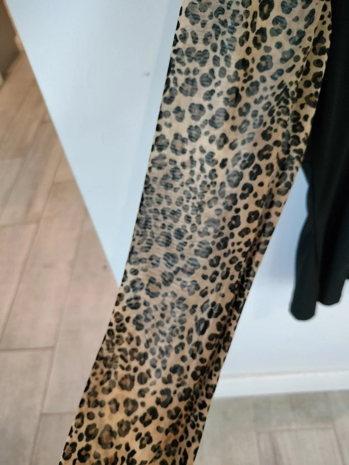 Top negro de manga larga para mujer con estampado de guepardo mangas transparentes de Suzie en... Foto 3 de 4