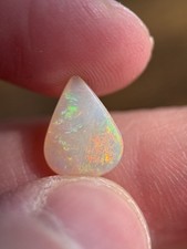Brasilianischer Kristall Opal poliert 2,1 ct mit viel Feuer