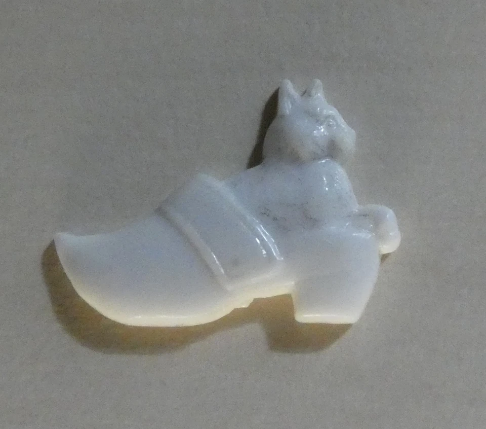 Fèves ancienne Plastique Chat dans le sabot - Photo 1/2