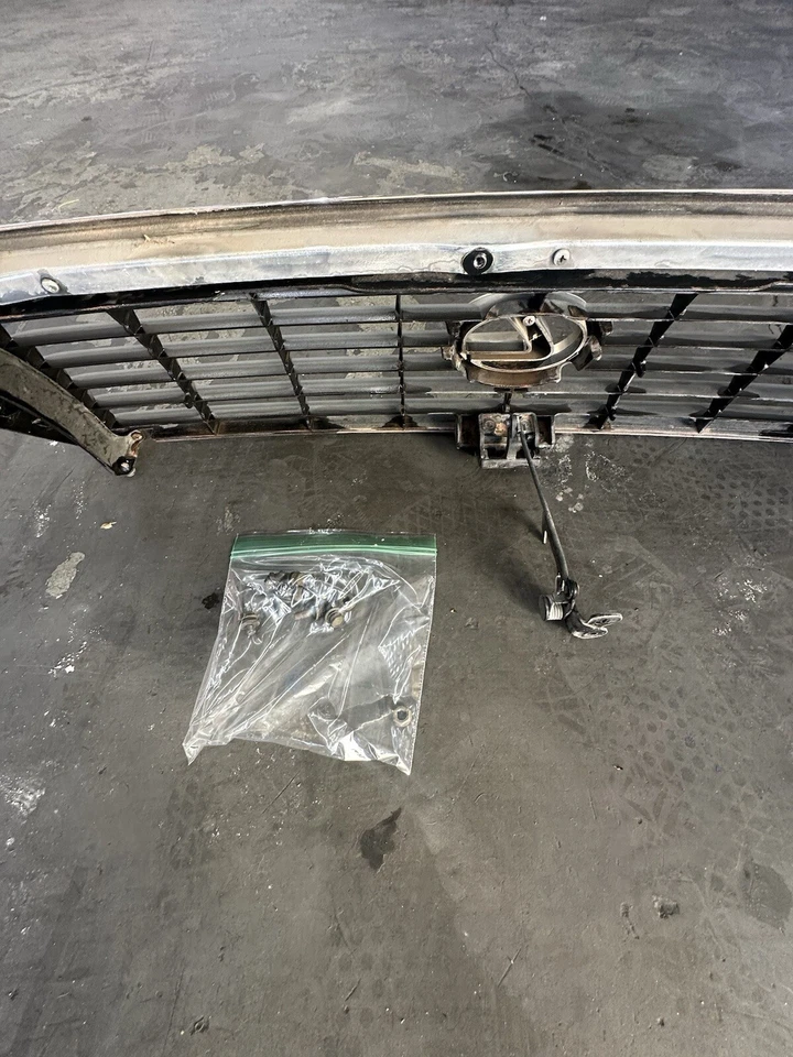 Lexus LS 400 1997 parrilla con pernos y tuercas Foto 3 de 4