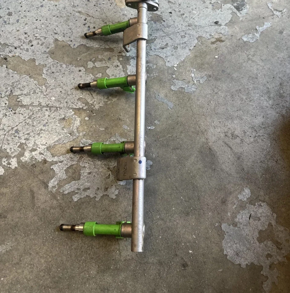 Riel de inyección de combustible Toyota 2009-2018 2,5 L 2,7 L 4 cilindros con 3 inyectores genuino OEM Foto 4 de 4