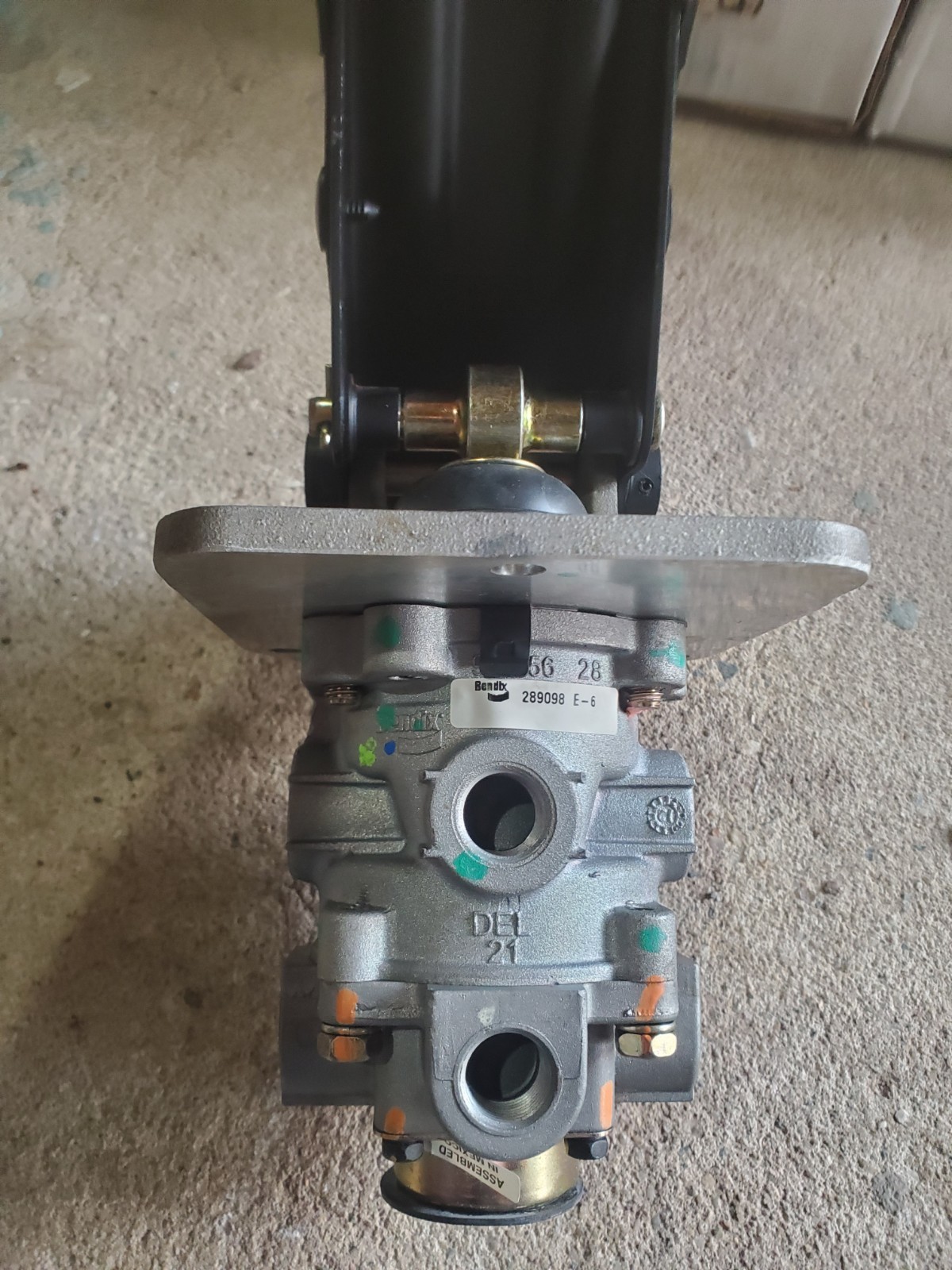 Genuine Bendix Complete E6 Foot Brake Valve With Treadle Assembly, 286171