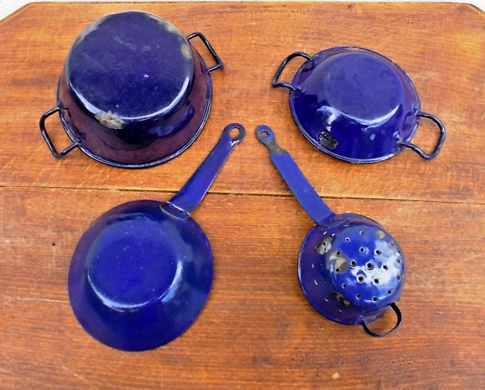 Dînette émaillée bleu blanc, ancienne, dite de petite fille,  4 pc. Mi XX° - Photo 3/4