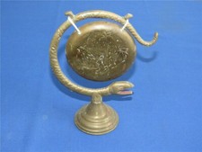 Alter dekorativer Tisch Gong Schlange aus Messing mit Palmen Motiv arabisch