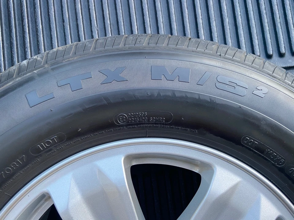 "Juego de 4 llantas de 17"" (aleación plateada) 245/70R17 (camión deportivo)" Foto 2 de 4