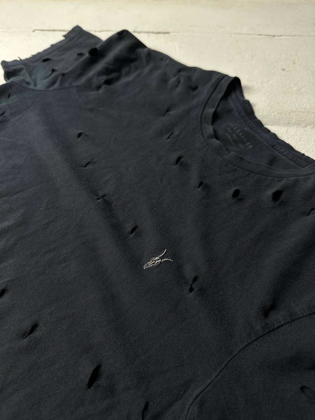 🚨ALLSAINTS Men's SHIRT SHORT SLEEVE BASIC tee With  Logo Rare Distressed image 5