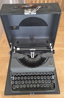Vintage Imperial The Good Companion Model T Typewriter Made in Leicester & case