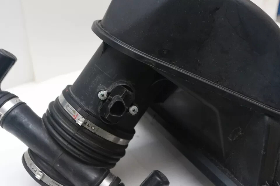 ✅ 2004-2017 Maserati GranTurismo Air Intake Bottom Cover OEM MAF Housing