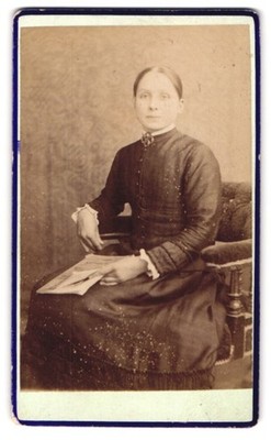 Fotografie Montague House, Kingston-on-Thames, London Street, Hübsche Frau mit  
