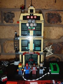 LEGO Marvel 76005 Daily Bugle Showdown Complete w Manuals, Missing Dr Doom fig