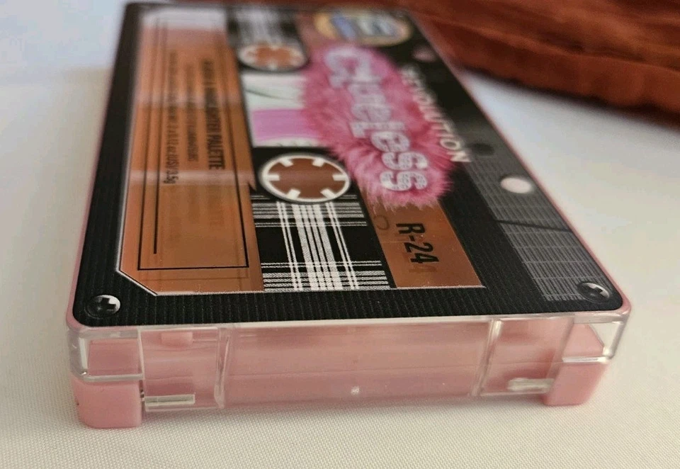 Nova Paleta de Blush e Iluminador Revolution Clueless Totalmente Pausada 0,09 oz/2,8 g - Imagem 2 de 4