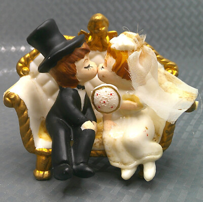 Vintage 1970 Wilton Cake Topper Wedding Groom Bride Kissing Sitting Gold Cherub
