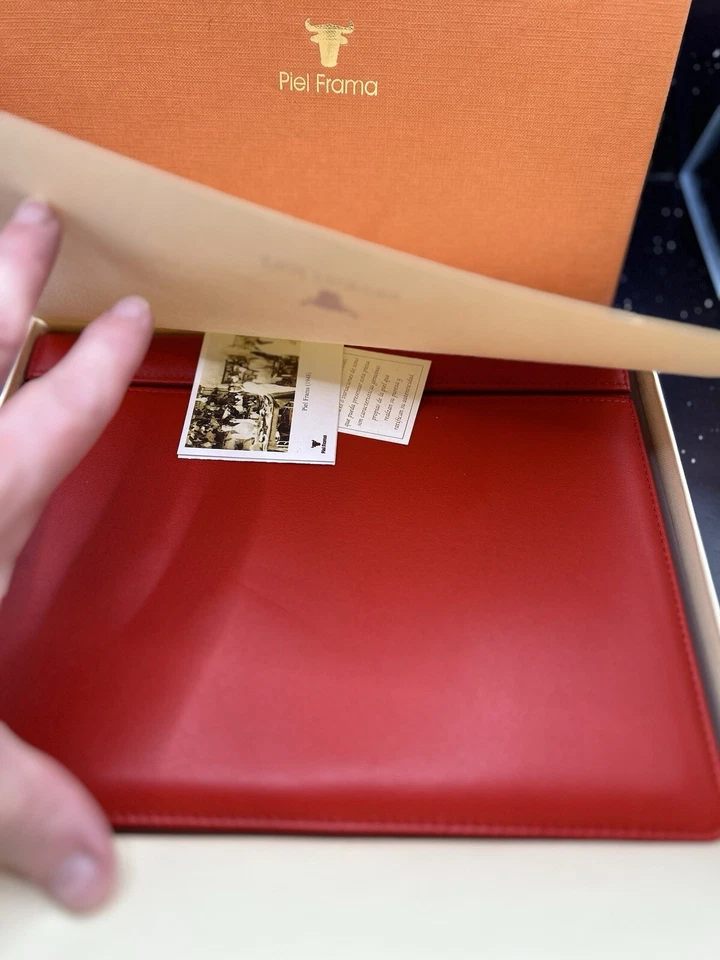 Piel Frama Apple iPad Magnético Rojo Cuero Cubierta #484 8” X 10” con Caja Foto 3 de 4