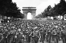 WW2 PICTURE PHOTO US 1945 ALLIED SOLDIERS ON PARIS 6878