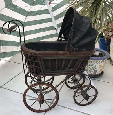 landau ancien en osier