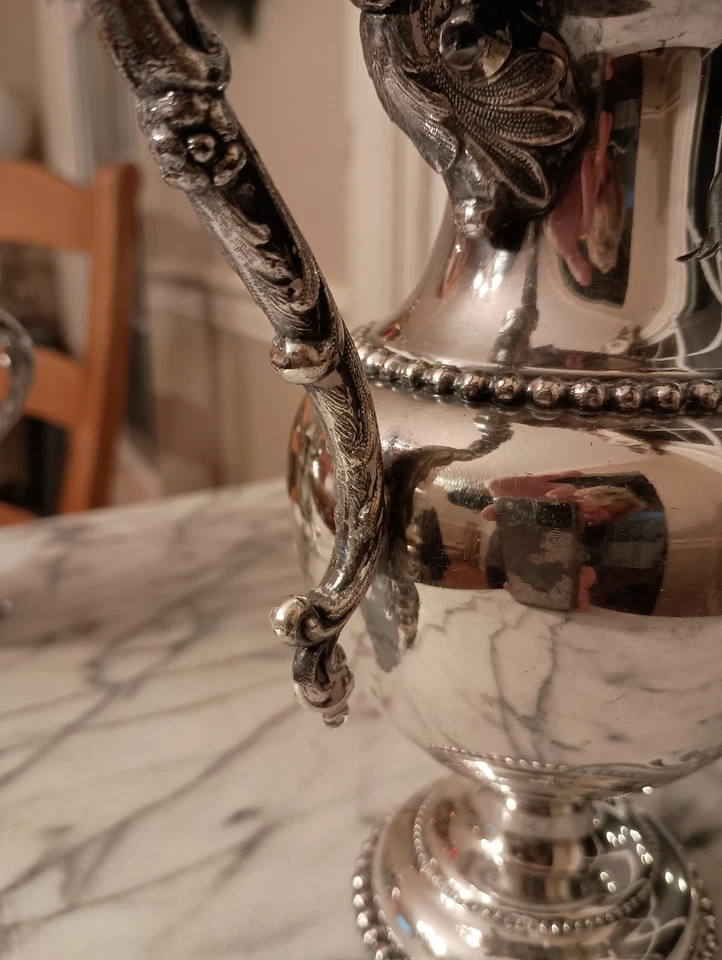 Meridan Brittania Co 1835, tetera/olla de chocolate ornamentada, plato de plata, 9,5" Foto 4 de 4