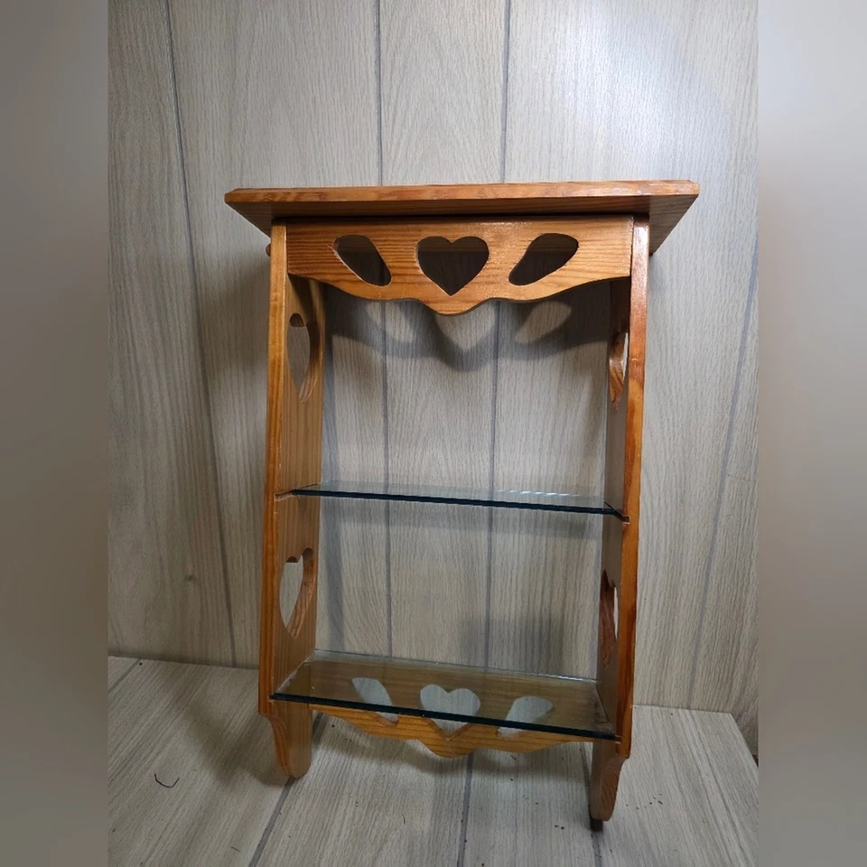 Estante de pared de madera tallada diseño corazón años 80 de colección con insertos de vidrio coqueta de granja Foto 2 de 4