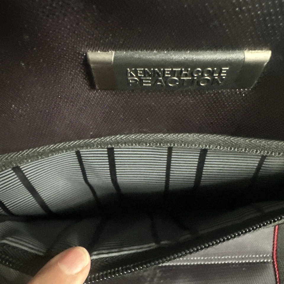 Mochila Kenneth Cole Reaction negra/roja acolchada 17” para computadora portátil y tableta  Foto 3 de 4