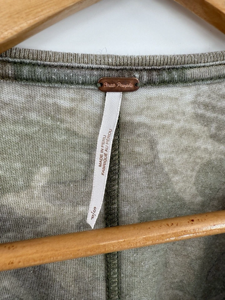 Женская рубашка Free People маленькая зеленая камуфляжная топ с коротким рукавом богемная - Изображение 4 из 4