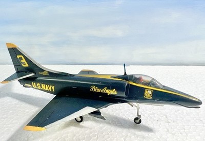 1:72 Douglas A4E Skyhawk Blue Angels US Navy WK2 WW2  Top gebaut bemalt