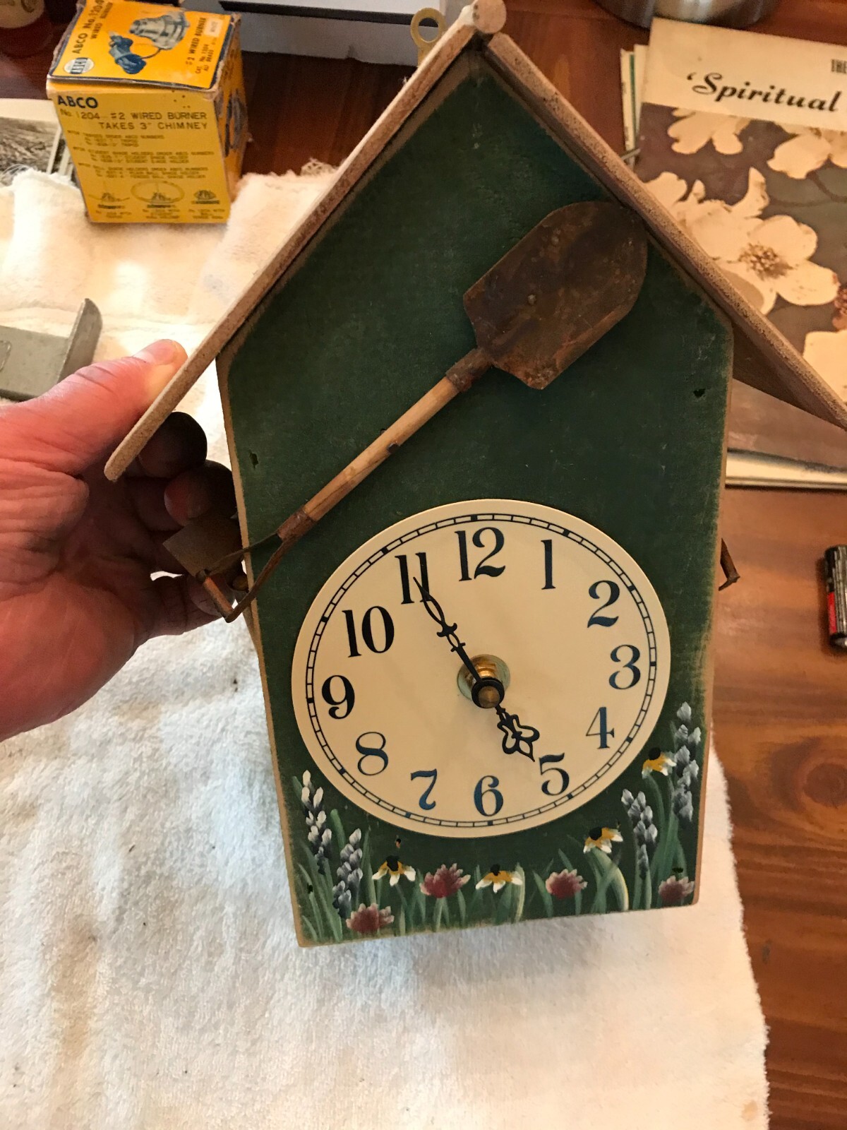 WOODEN BIRD HOUSE SHAPED WALL CLOCK BATTERY OPERATED