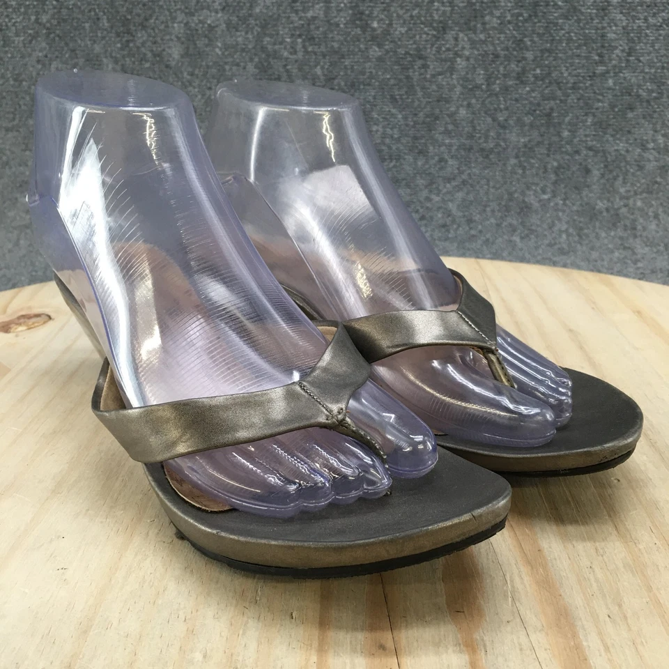 Sandalias Montego Bay Club para mujer 7,5 informales sin cordones tanga dorada imitación cuero cuña Foto 3 de 4