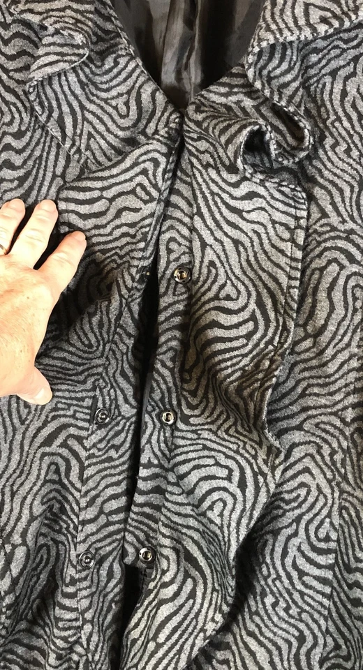 Sandro Coat 女式 L 斑马动物印花灰色黑色荷叶边领带扣 — 第 3/4 张图片