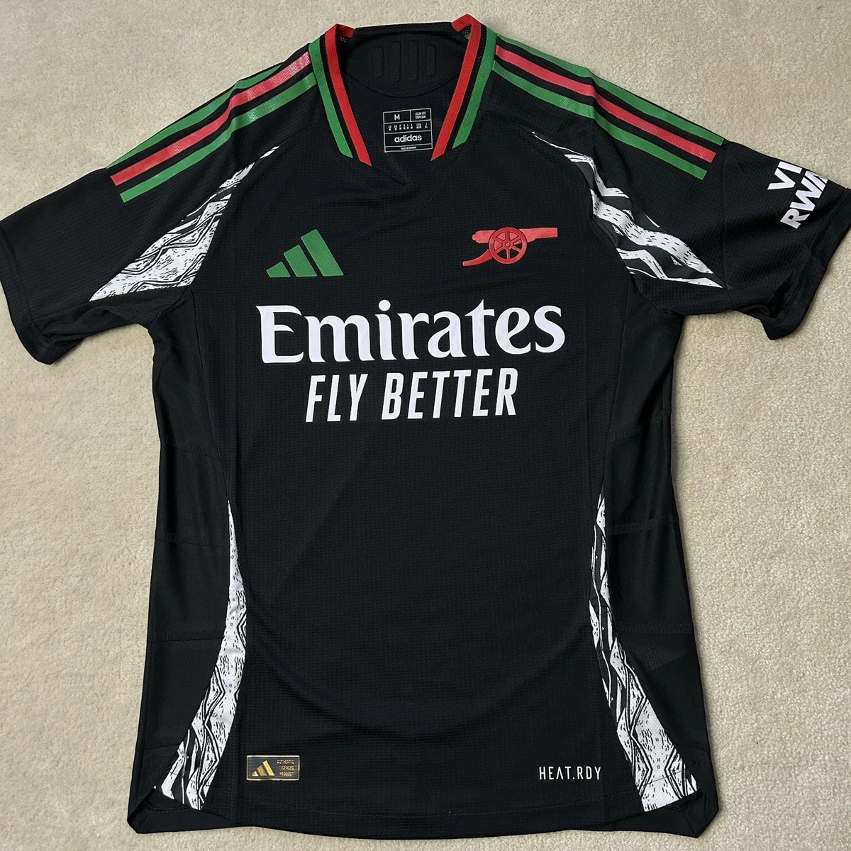 Preços baixos em Real Madrid Black International Club Camisas de