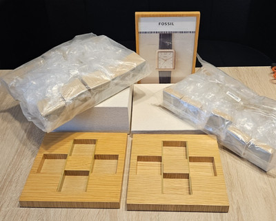 Fossil Uhren-Display Uhrenaufsteller Logo Rückwand 27-teilig NEU!