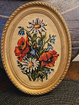 Blumenleinwand, Vintage Blumenstickerei, Frankreich, im ovalen Holzrahmen