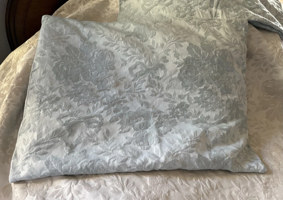 Par de cintas y rosas azules Shabby Chic personalizadas Rachel Ashwell estándar falso Foto 2 de 2