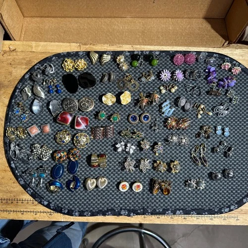 Lot of 61 pairs vintage costume jewelry /clip earrings gold,silver,multi colors.