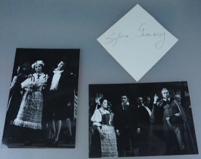 Autogramm Opern-Sängerin Sylvia Greenberg und 2 Szenenfotos Zürich 1980 (109147)