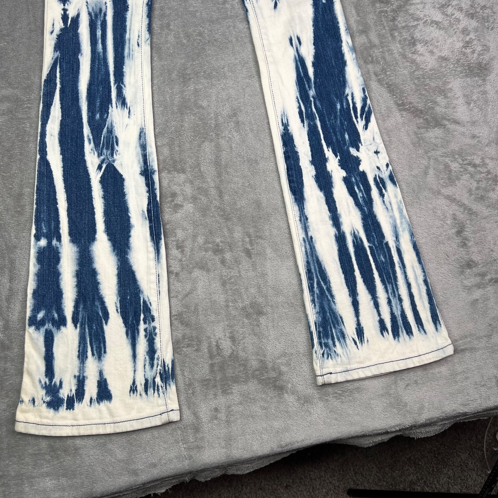Michael Kors Tie Dye Flare Jeans Women’s 27 Blue White Boho Retro 70s High Rise thumbnail 4