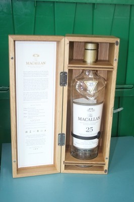 MACALLAN 25 YEAR OLD 2019 ANNUAL EMPTY BOTTLE + WOODEN OAK BOX