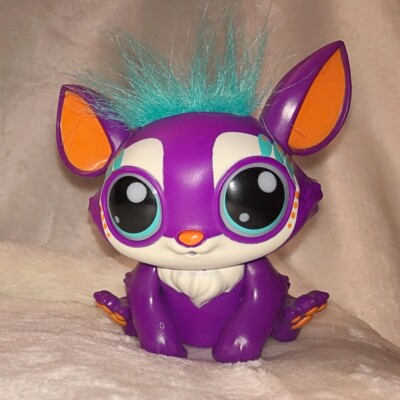 Mattel GHP18 Lil´Gleemerz Loomur, lila, elektronisches Kuscheltier Lemur