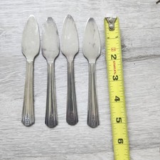 4 couteaux à beurre Avon Art Nouveau en argent.