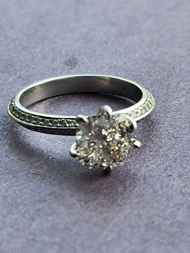 Anillo de compromiso de diamantes talla fusión creado en laboratorio Bluenile de 1,76 quilates Foto 2 de 4