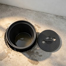 25L Perforated Sump Pump Basin Underground PP Sump Basin 33*28*38cm Black w/ Lid