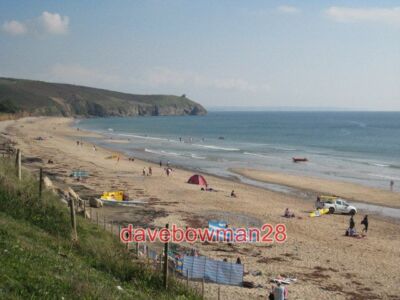 FOTO DER STRAND VON PRAA SAND MIT BLICK AUF RINSEY-KOPF. VIELE MENSCHEN ENJ