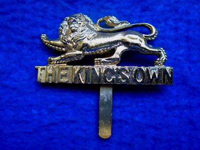 THE KING'S OWN ROYAL REGIMENT (LANCASTER) ANODISED GOLD CAP BADGE, J.R. GAUNT