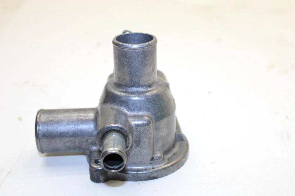 Carcaça de termostato 2006 Yamaha Apex GT OEM 8FP-12580-00-00 Q2611 - Imagem 3 de 4