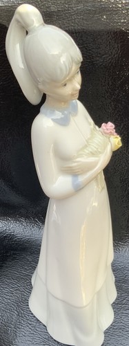 Porceval Spanish Porcelain ‘Girl Holding Flowers’ Figurine 24.5cm high (a/f) - Picture 5 of 8