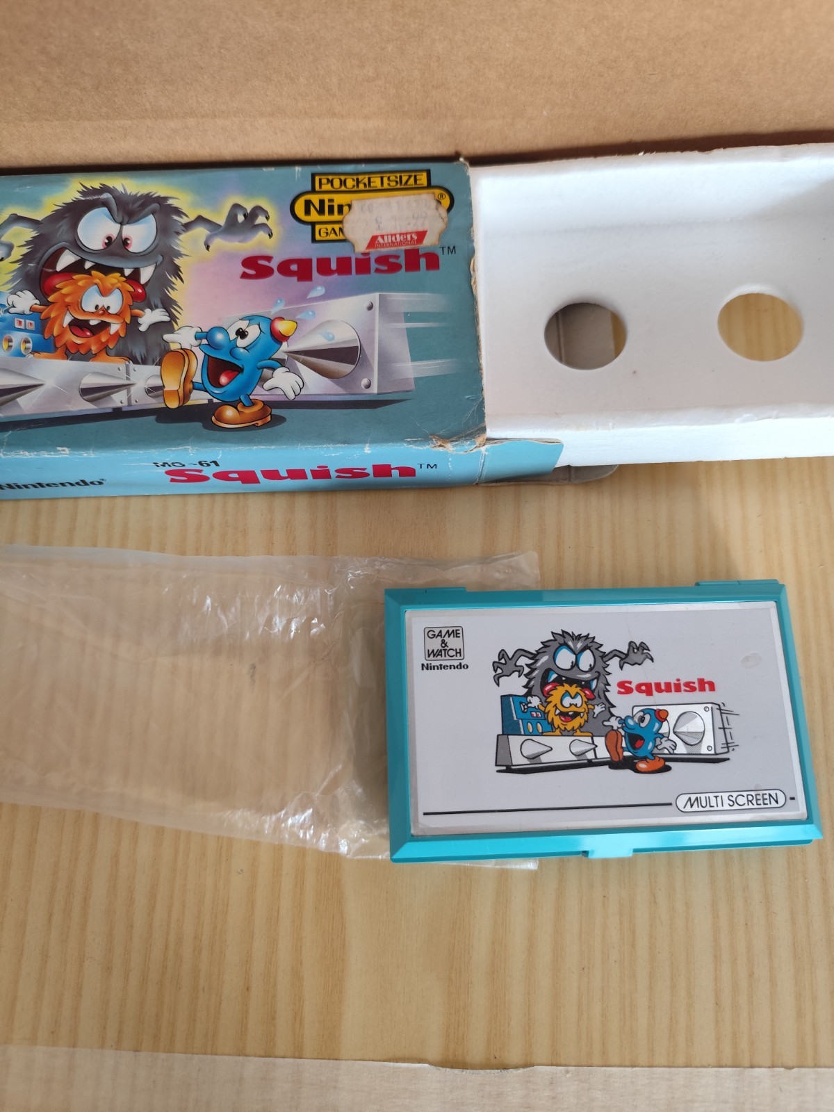 Nintendo Game Watch Squish schermo chiaro, ma con pellicola sul fronte.