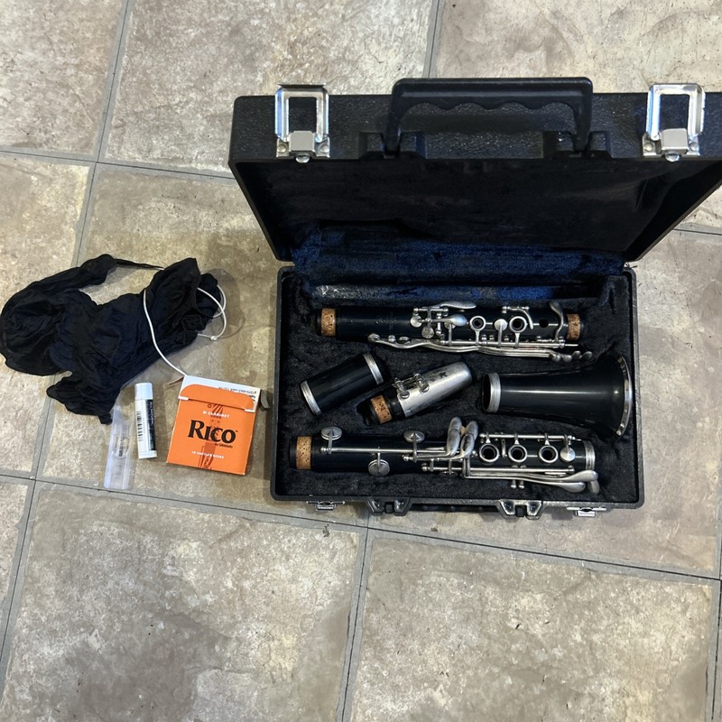 Yamaha YCL 24 II Clarinet- Wooden, W/ hard case, good Condition