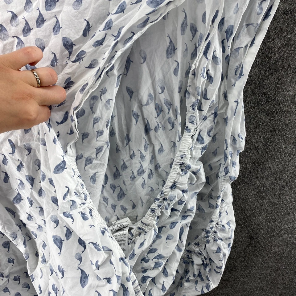 Sábana cuna Pottery Barn Kids Mermaids Cove algodón orgánico estampado de peces blancos Foto 2 de 4