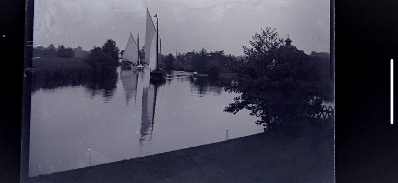 GLASS NEGATIVE SAILING ON THE NORFOLK BROADS c1910s 2 SAILING BOATS