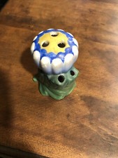VINTAGE UNUSUAL POTTERY FLOWER FROG HOLDER FIGURAL FLOWER w LEAVES MADE IN JAPAN