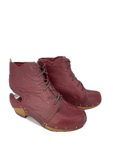 red clog boots