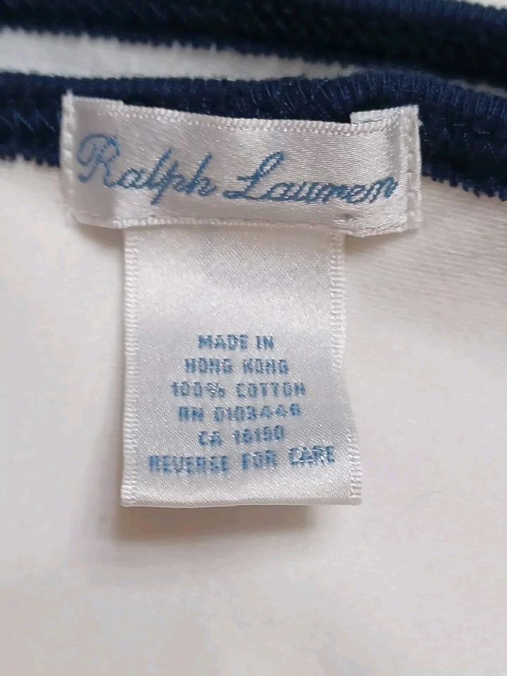 Manta de bebé Ralph Lauren de algodón blanca con ribete azul marino Foto 3 de 4